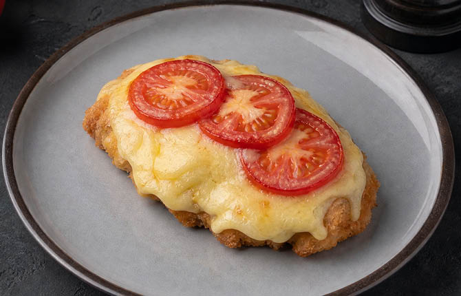 Куриные отбивные с помидорами и сыром в духовке фото